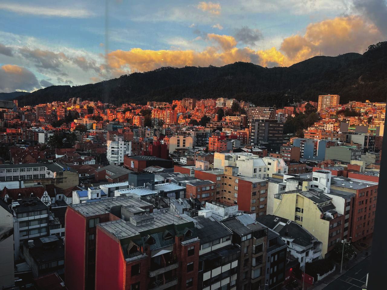 Vista de Bogotá con sus cerros al atardecer, un entorno urbano donde ofrecemos asesoría en conservación y restauración