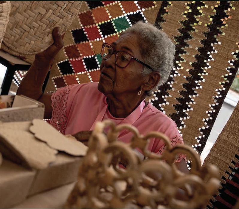 Artesana tejiendo con fibras naturales