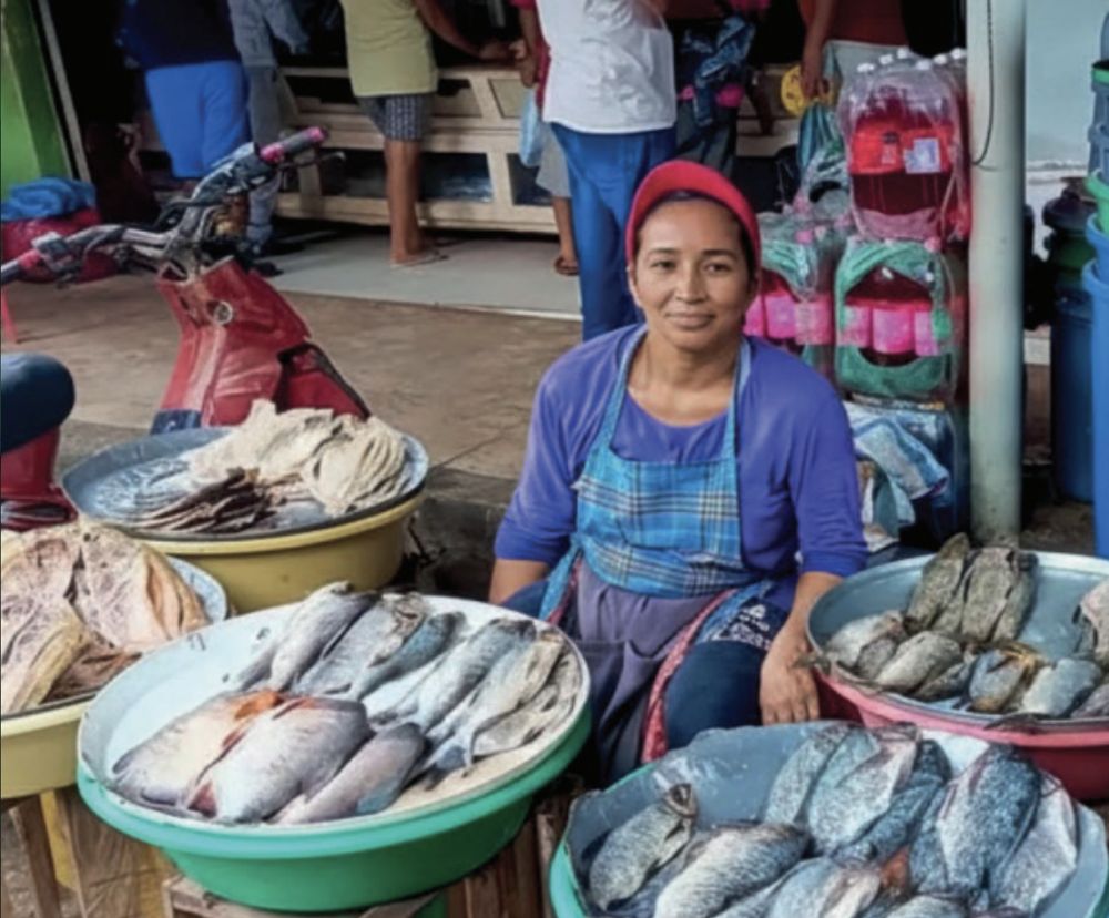 Mujer vendedora de pescado en una plaza de mercado