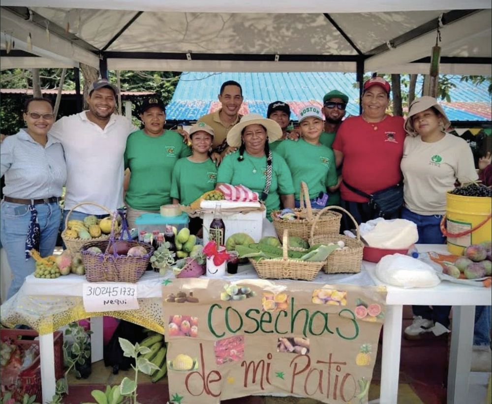 Comunidad con sus cosechas de patios productivos